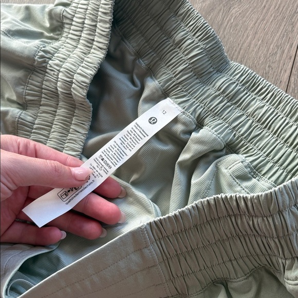 NWT Lululemon Hotty Hot High-Rise Lined Short 2.5"
Fog Green Size 12 - Picture 5 of 7